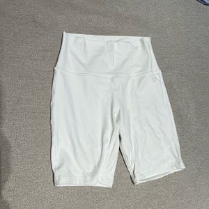 WHITE Size 6 Lululemon align biker shorts, 8 inches - double lined